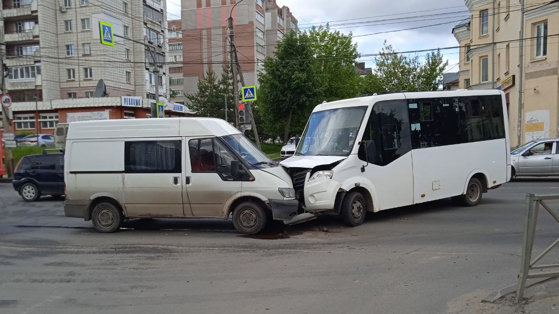 При столкновении двух микроавтобусов в Костроме пострадала пассажирка