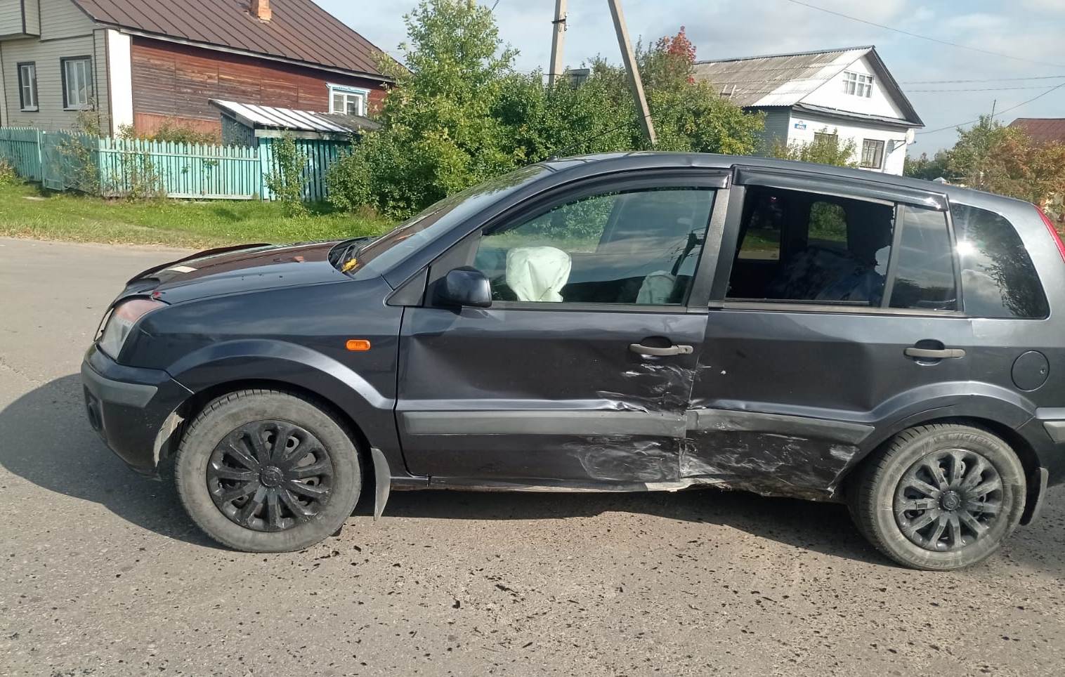 В столкновении двух автомобилей в костромском райцентре пострадала пенсионерка