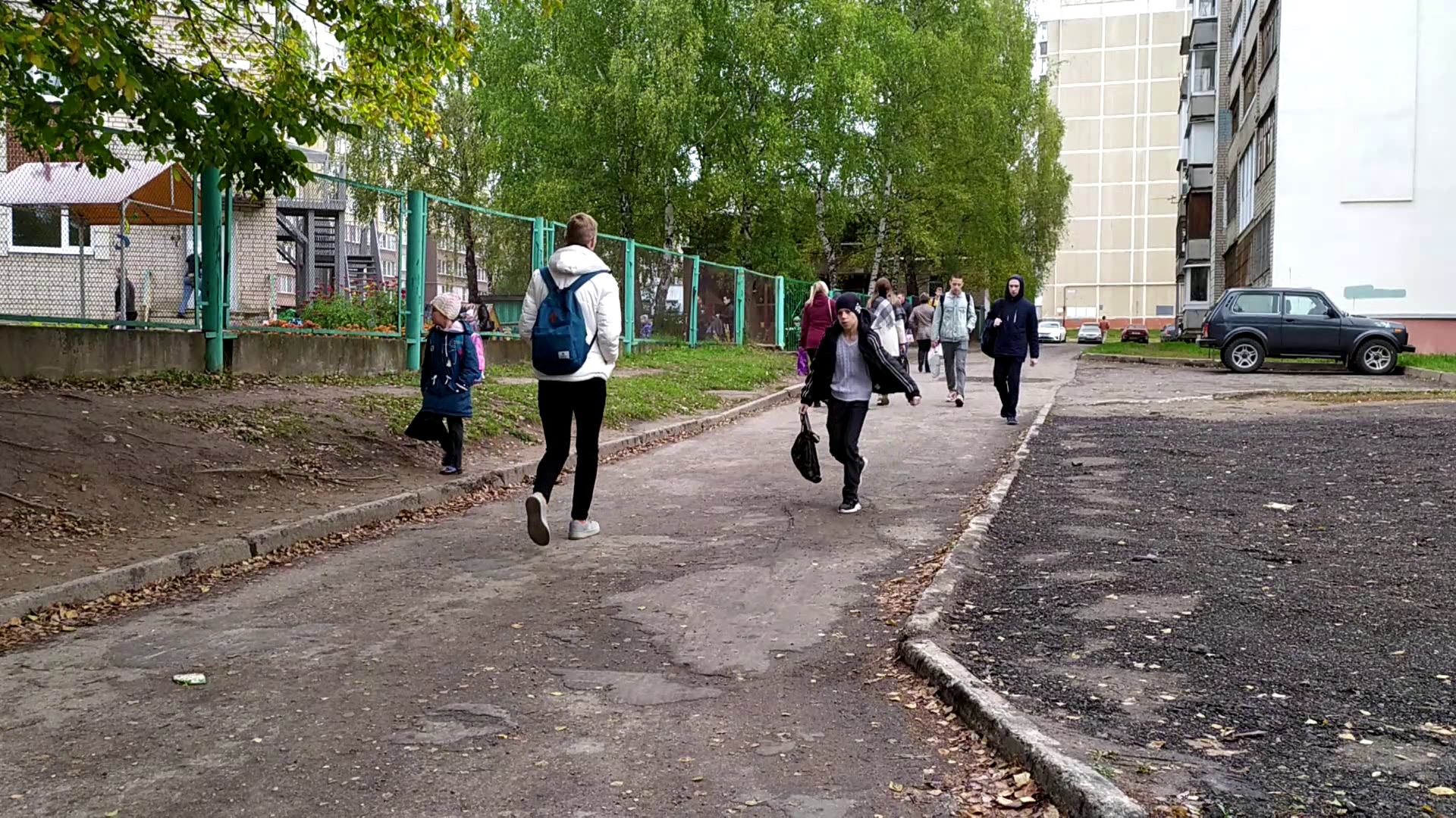 Дети рискуют здоровьем из-за отсутствия тротуара у школы №24 в Костроме