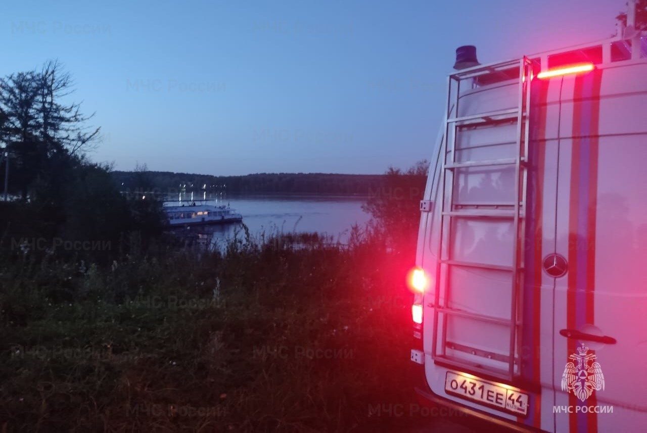Теплоход «Москва-52» протаранил лодку с рыбаками на реке Волге под Костромой