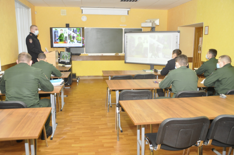 Полицейские призвали к бдительности офицеров военной академии в Костроме 