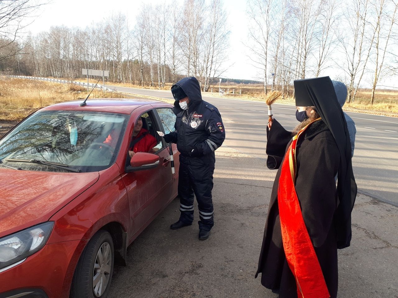 Священник окропил святой водой автомобили на трассе под Костромой