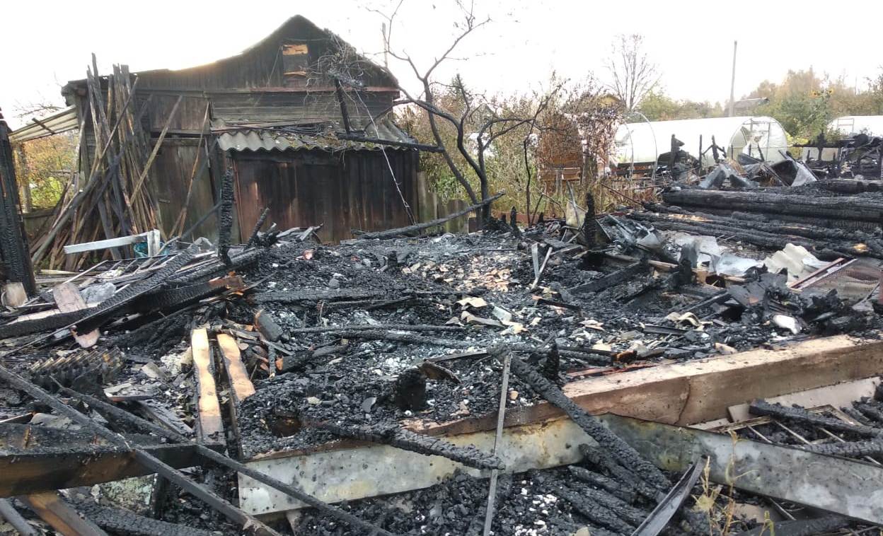 На пожаре в костромских садах погиб неизвестный мужчина