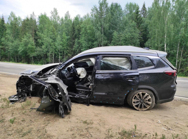 Водитель кроссовера получил серьёзные травмы в ДТП под Костромой