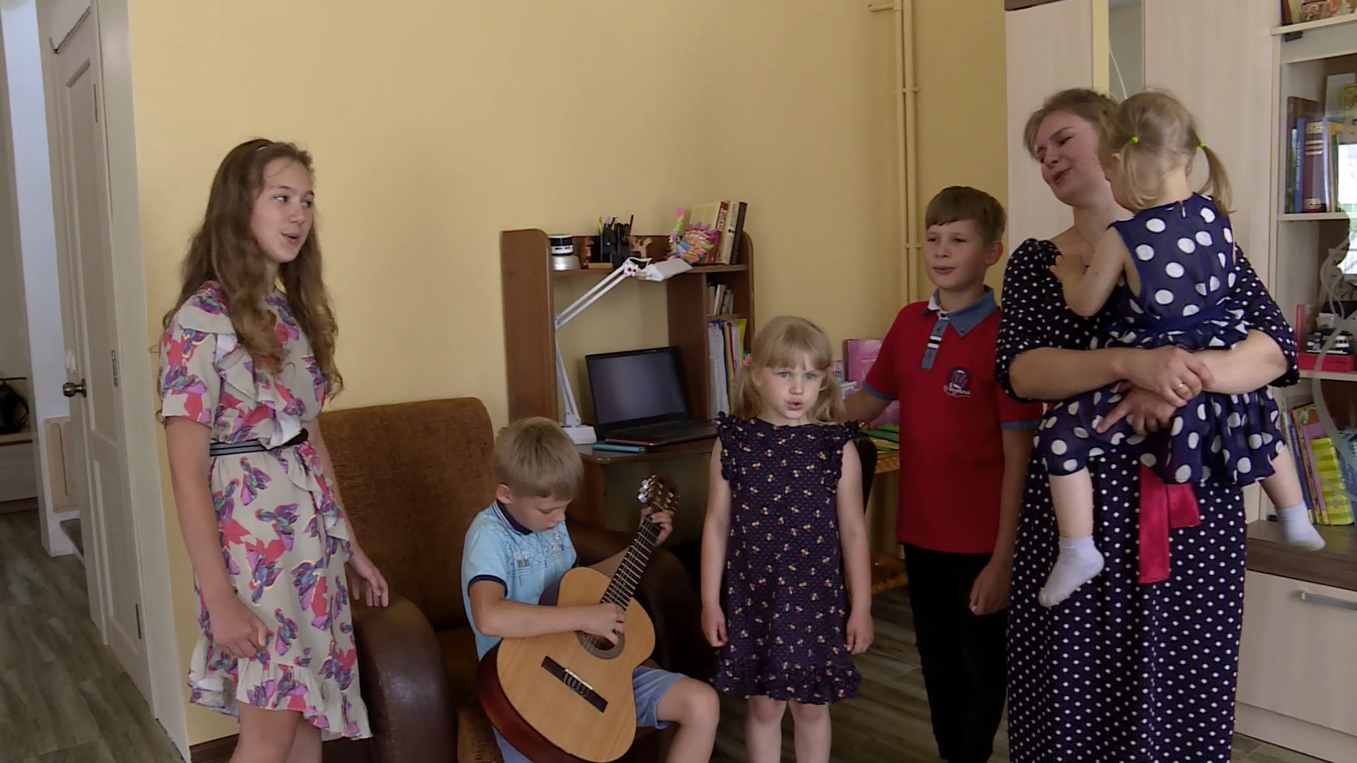 Многодетные семьи в Костромской области скоро получат дополнительную материальную поддержку