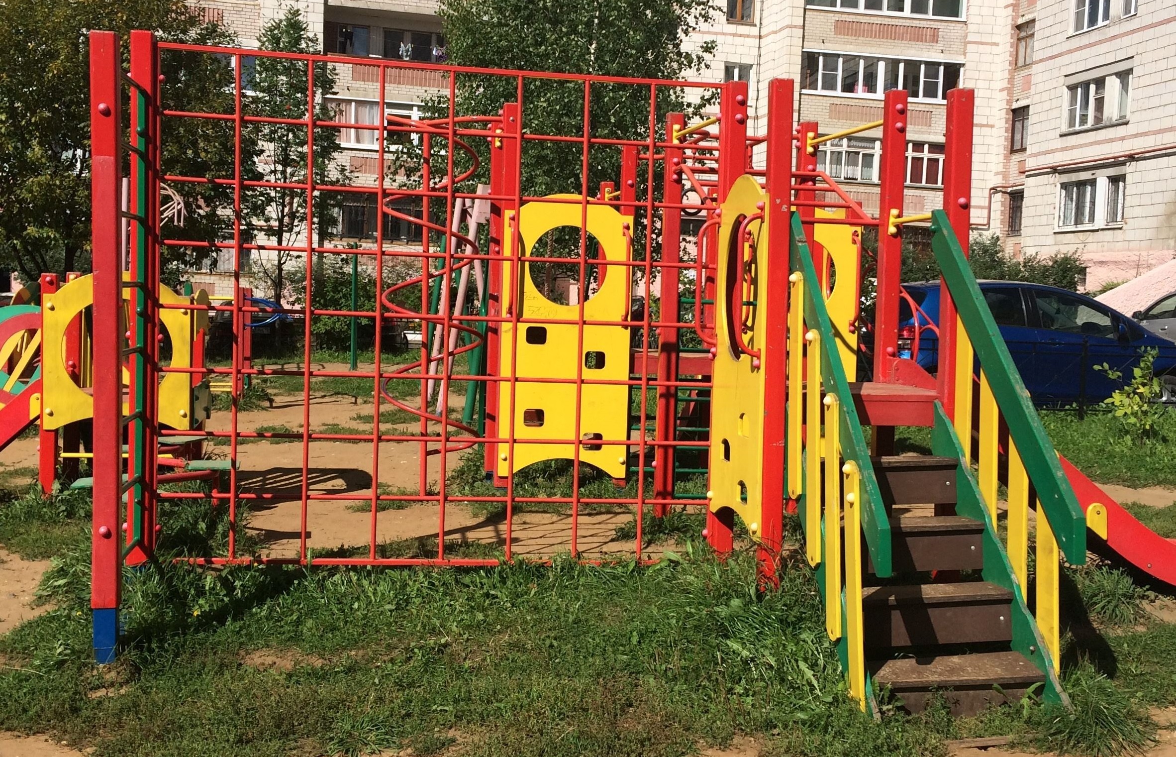 37 дворов Костромы получат новые детские горки и качели