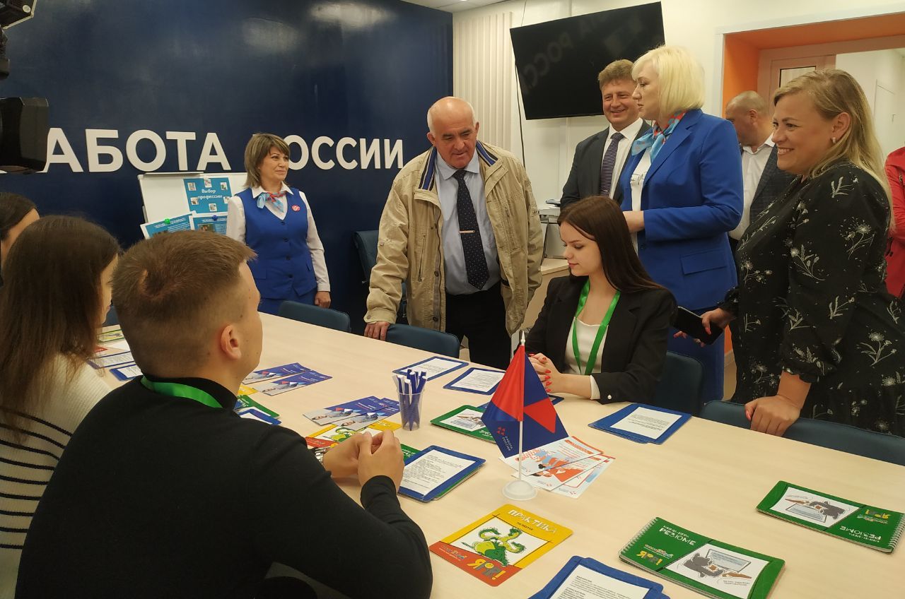 Сергей Ситников оценил реальную работу обновлённой службы занятости в Волгореченске