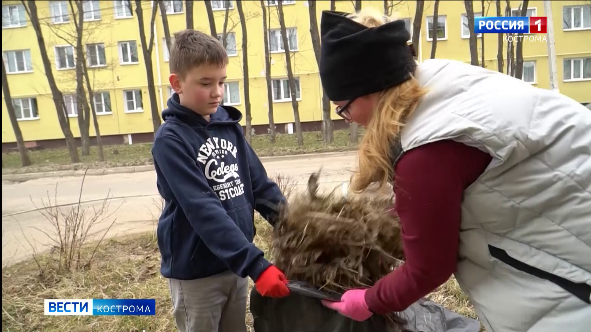 10 тысяч горожан вооружились мётлами и граблями ради порядка в Костроме |  ГТРК «Кострома»