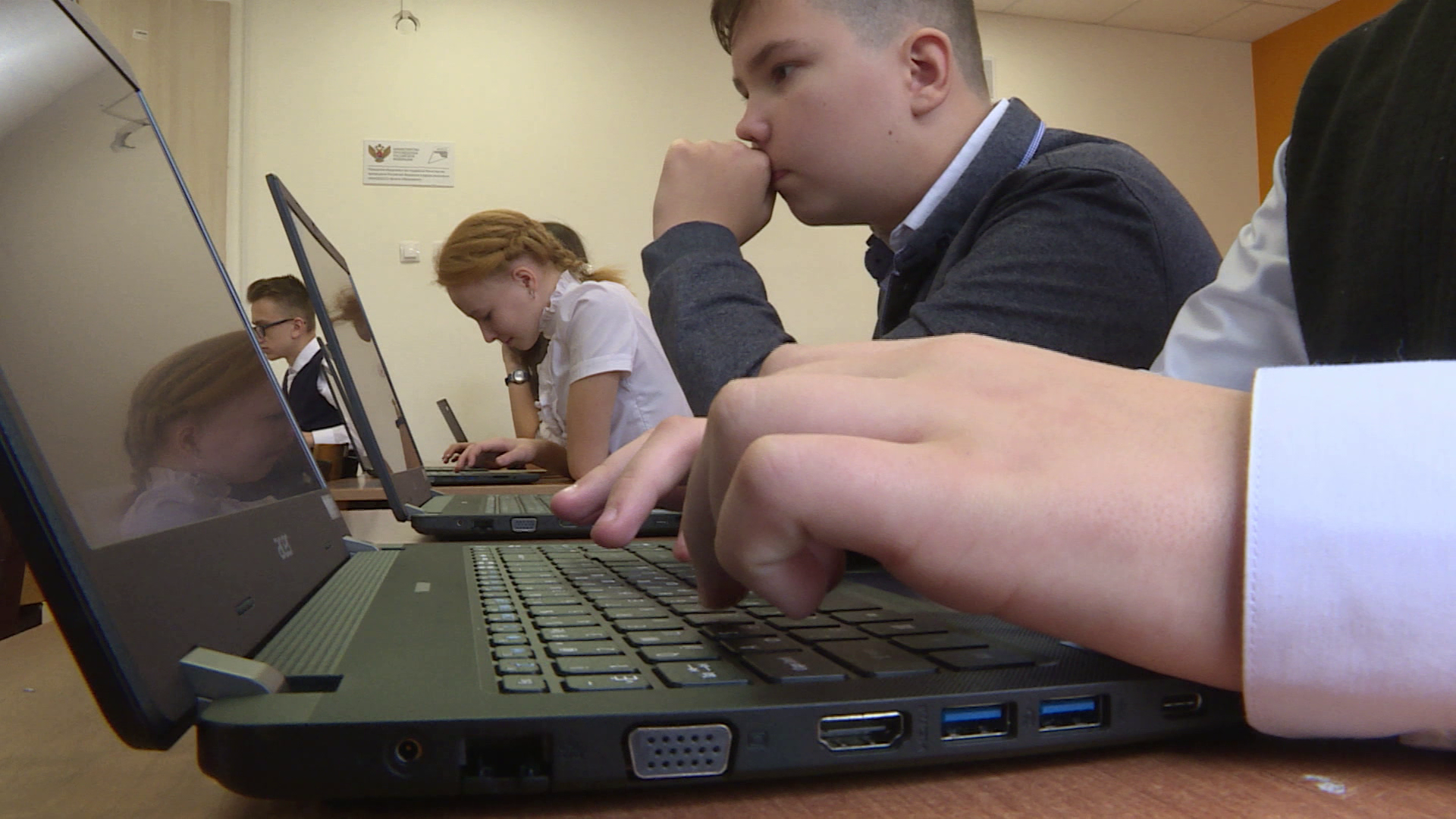 Для сельских школьников из Костромской области купили десятки ноутбуков