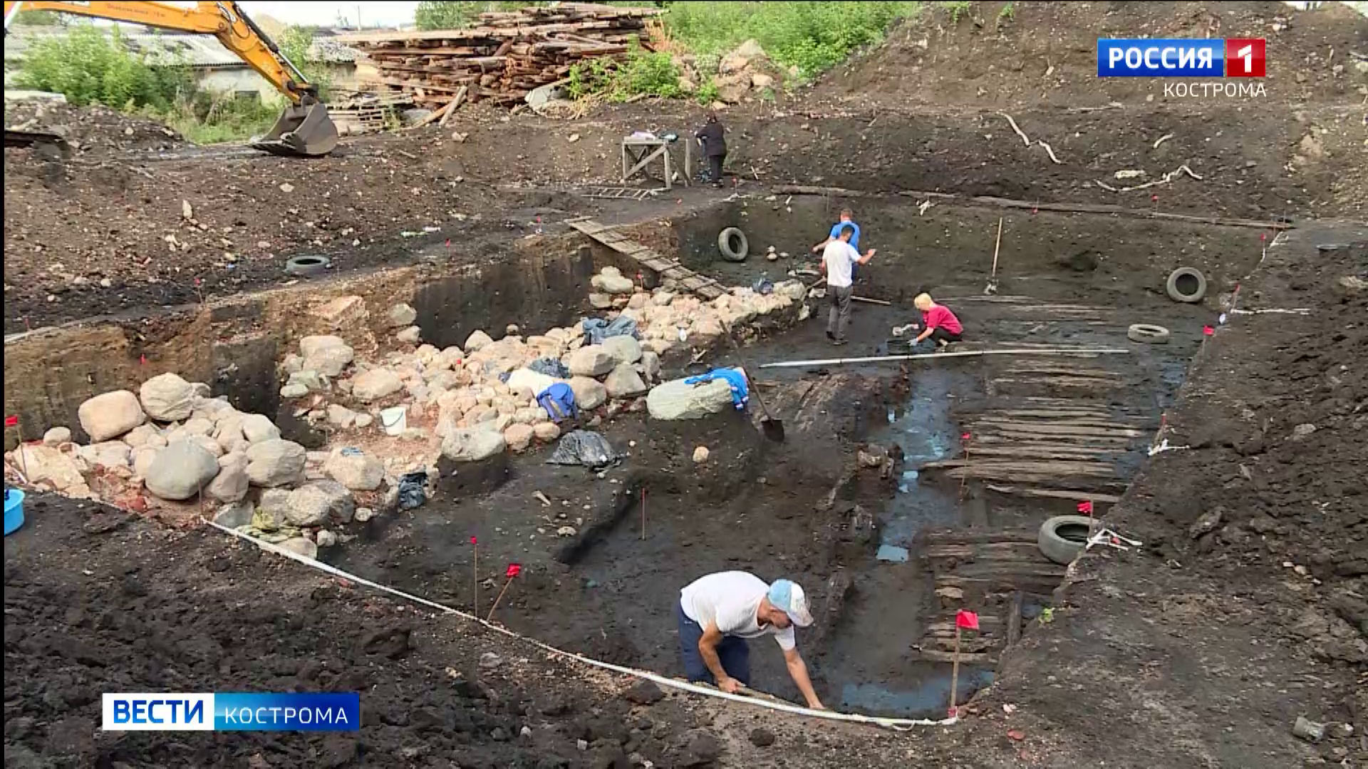В центре Костромы раскопали мостовую XII века из цельных дубовых бревен