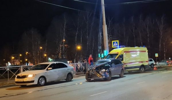 Спешка водителей на костромском перекрёстке привела к серьёзной аварии