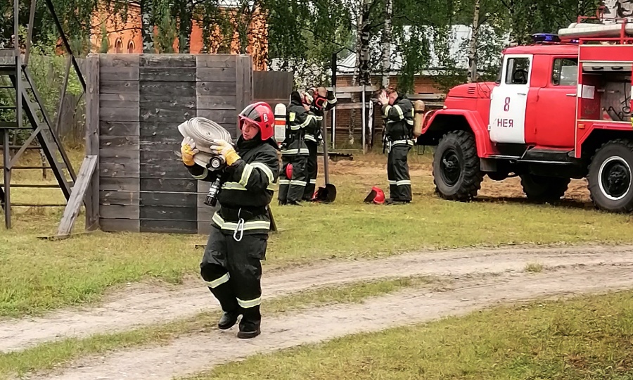 Муниципальные команды отработали навыки тушения лесных пожаров в Костромской области