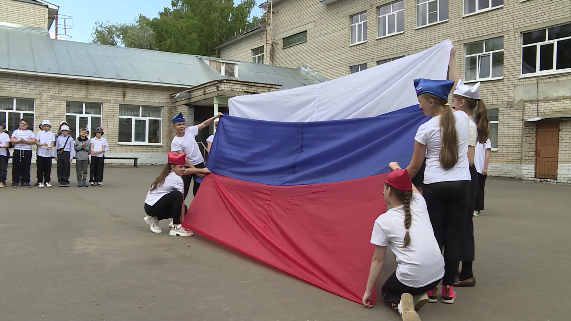 Участники пришкольного лагеря в Костроме отметили День России флешмобом