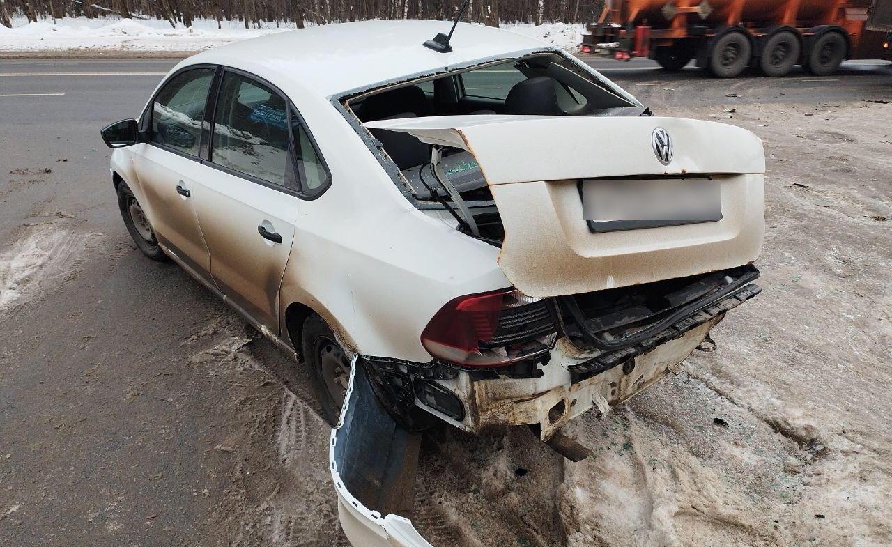 Костромич пострадал в столкновении легковушки с грузовиком