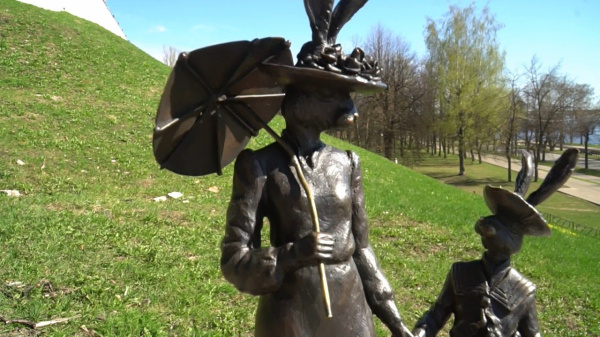 Скульптуру зайчихи в Костроме вандалы оставили со сломанным зонтом