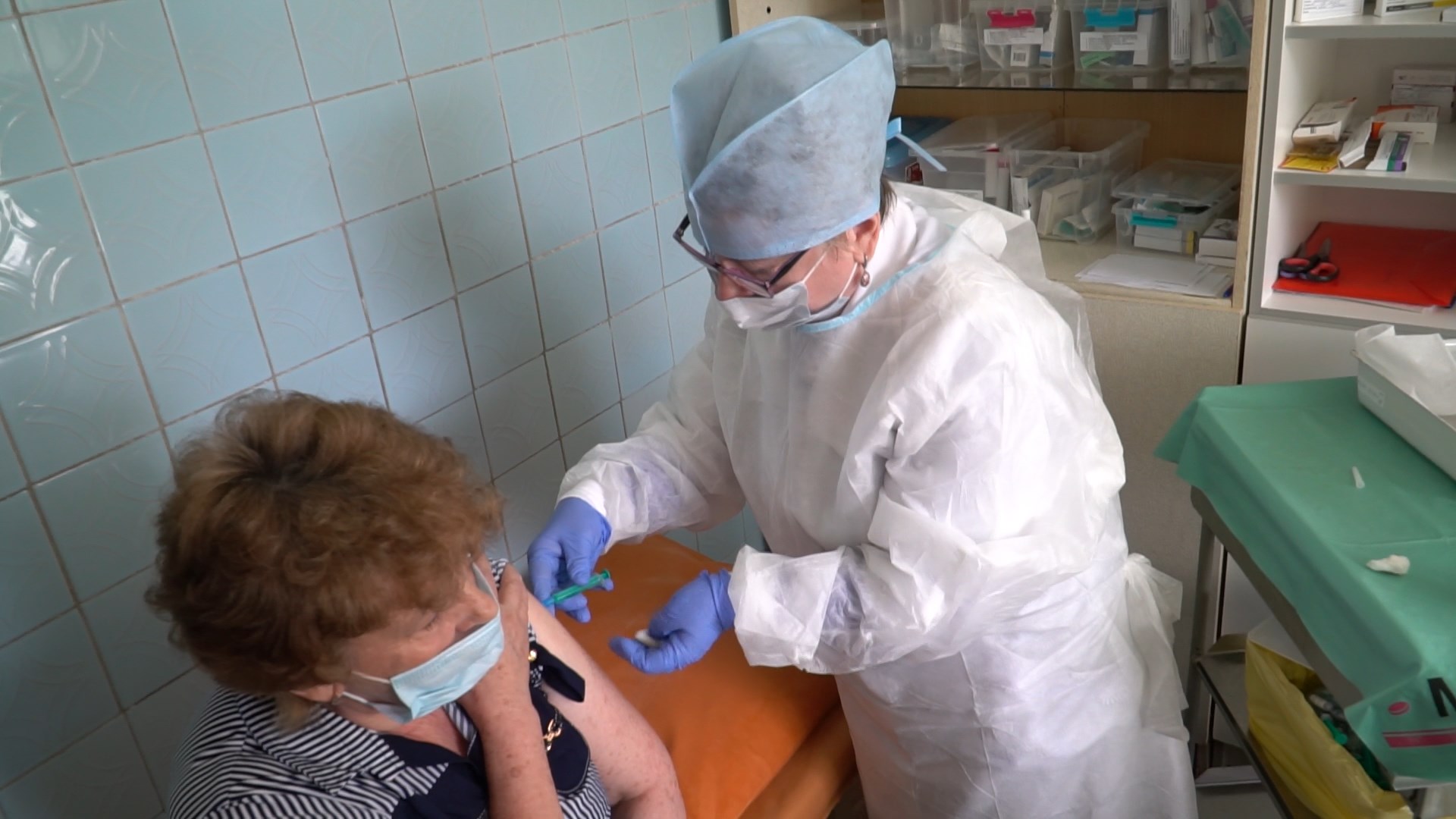 Семь костромских поликлиник организуют вечерние прививки от коронавируса