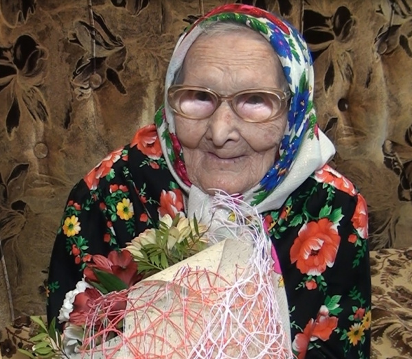 100 летняя бабка. 100 Летняя бабушка. Бабушка 100 лет. Бабушки 100 лет в лифчиках.