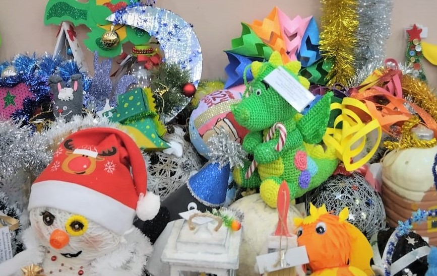 Дети в Костроме сделали более 1800 игрушек для украшения городских елок