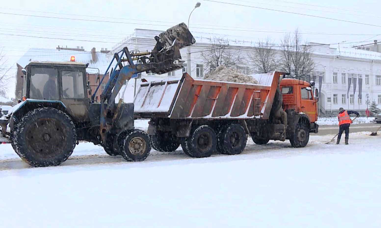 Убирать снег с костромских улиц вышло 40 единиц техники