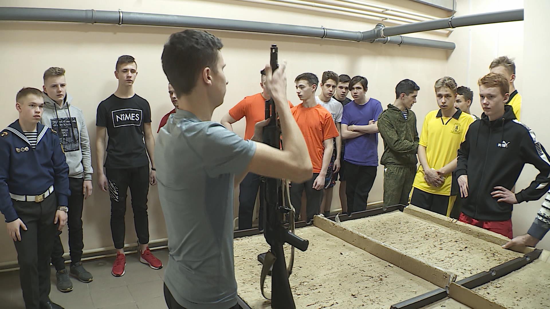 Костромские школьники на скорость таскали ящики с патронами