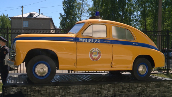 Полицейские установили в Костроме памятник служебному автомобилю