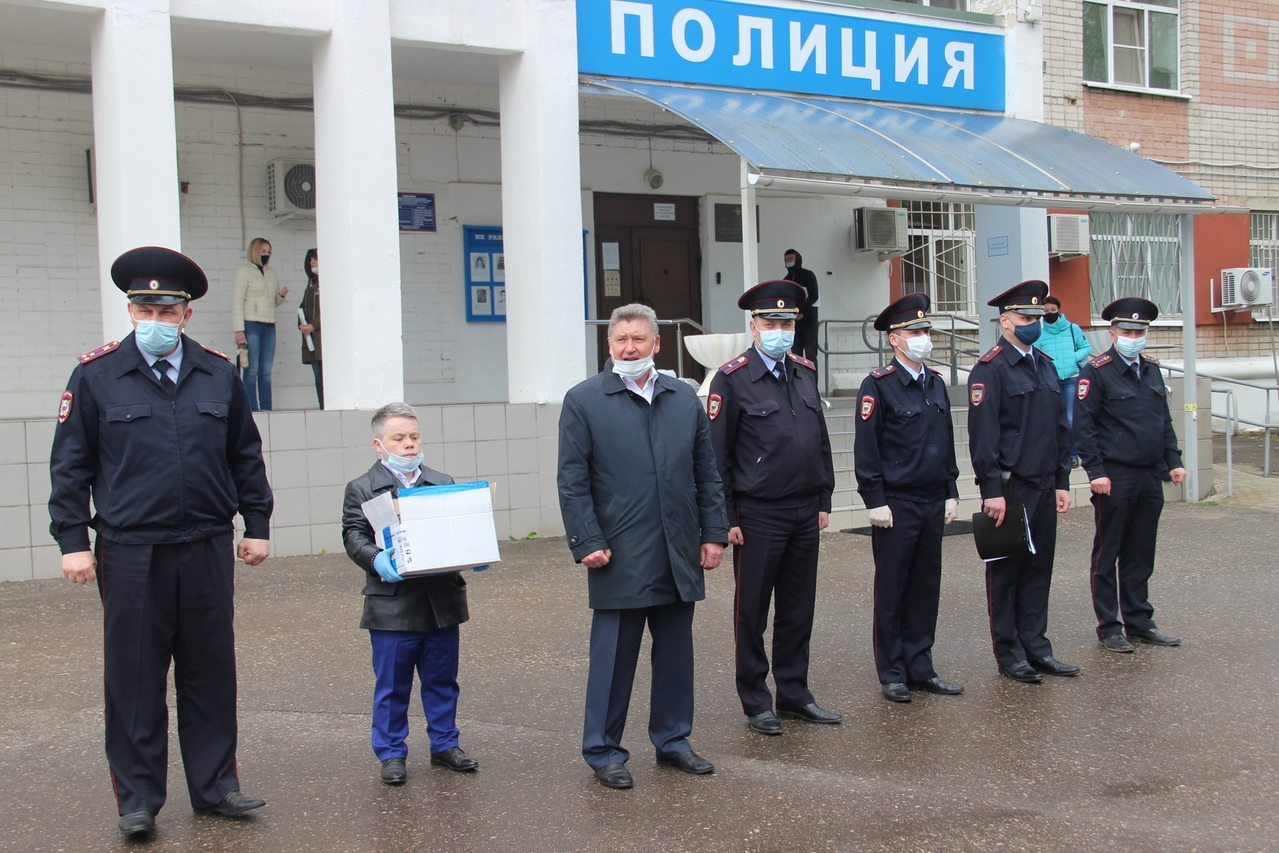 Костромские депутаты поделились с полицией масками и перчатками