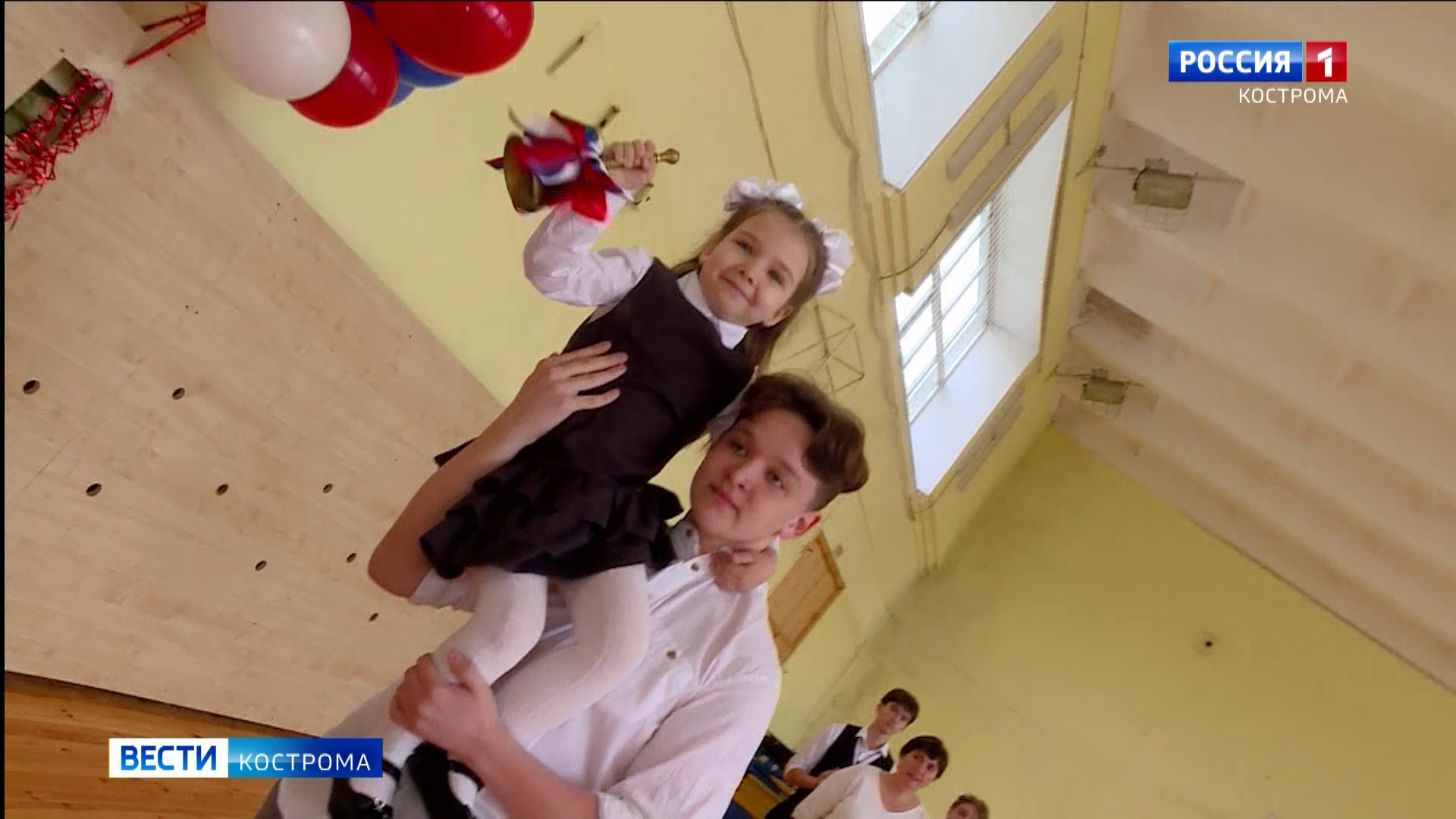 На прощание со школой костромским выпускникам подарили куклы-обереги