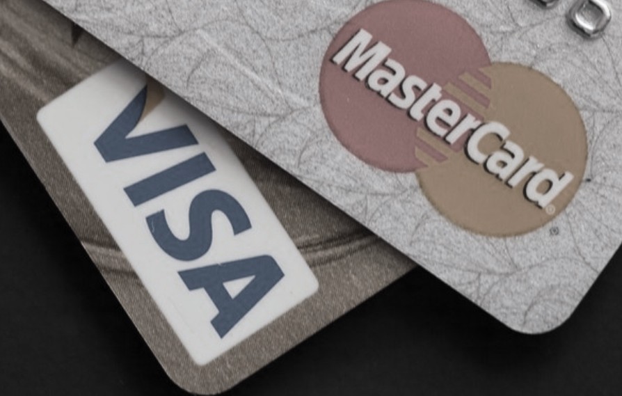 Костромичам не продлят срок действия банковских карт Visa и MasterCard