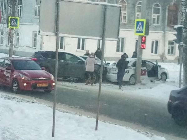 Пять человек госпитализированы после масштабного ДТП в Костроме