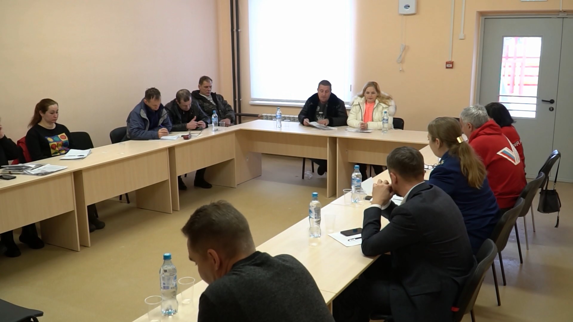 Жители посёлка Первый поделились коммунальными проблемами с костромскими прокурорами и чиновниками