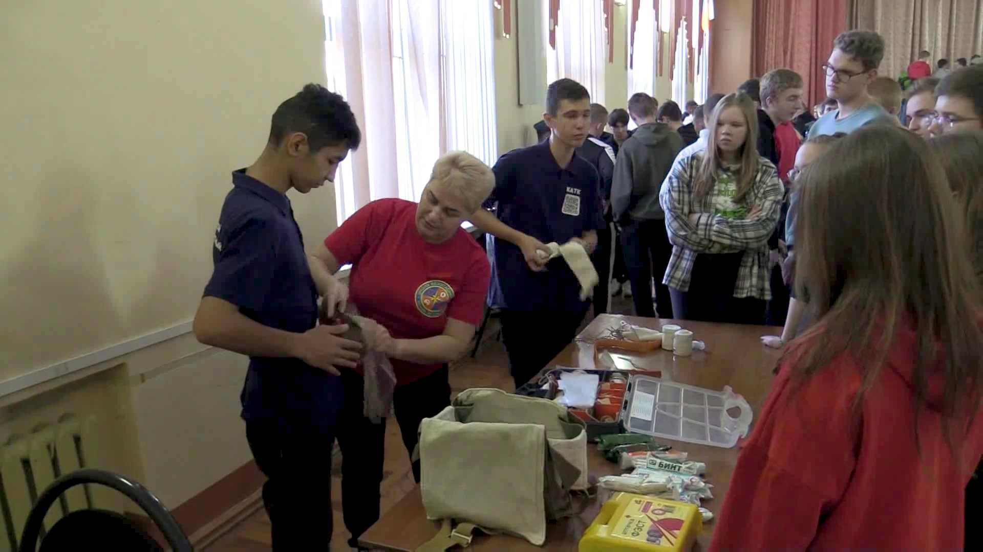 Спасатели научили костромских студентов останавливать кровь и проводить реанимацию