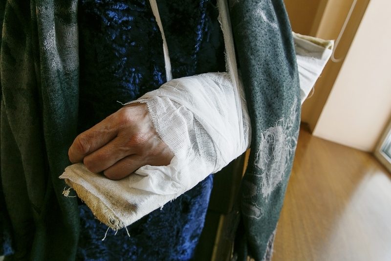 Пенсионерке сломали руку при разборке за место на парковке в Костроме