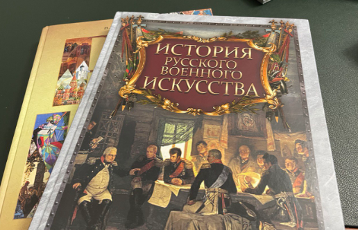 Сергей Ситников передал новые книги в фонд передвижной библиотеки