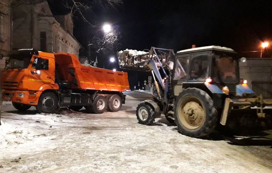 Почти сто «КамАЗов» снега вывезли за ночь с улиц Костромы