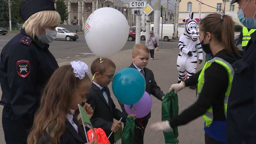 Костромские школьники получили по рюкзаку от зебры
