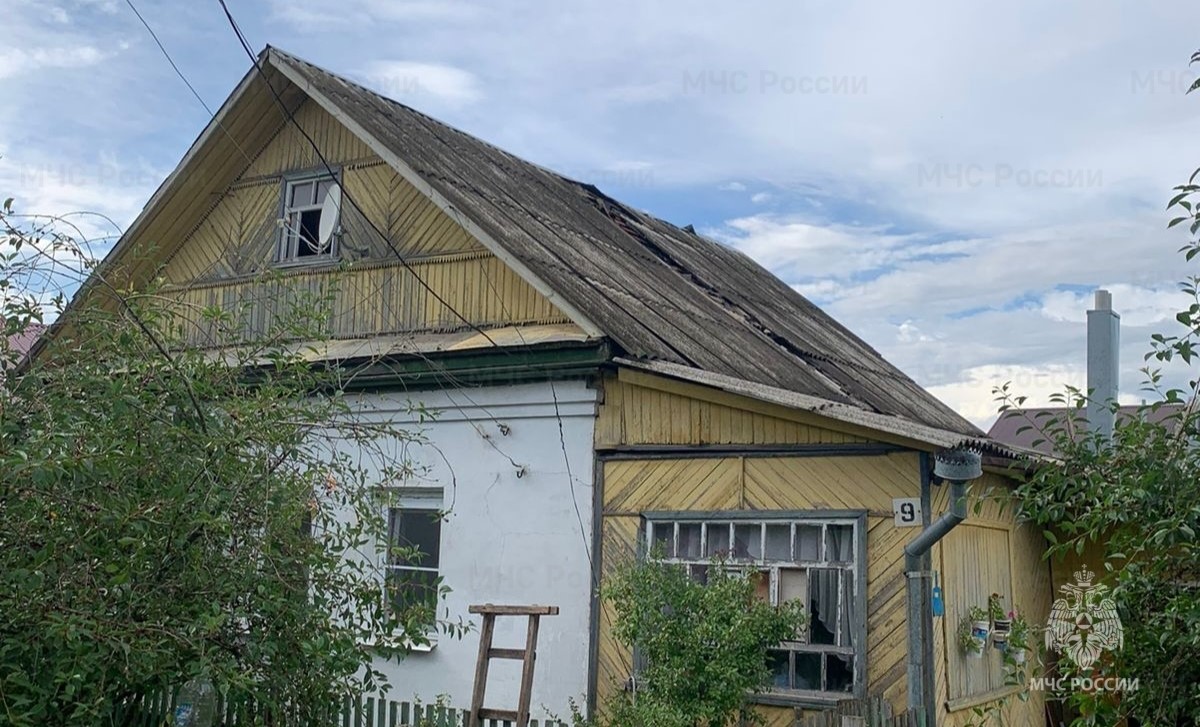 Удар молнии привел к пожару в жилом доме в костромском поселке