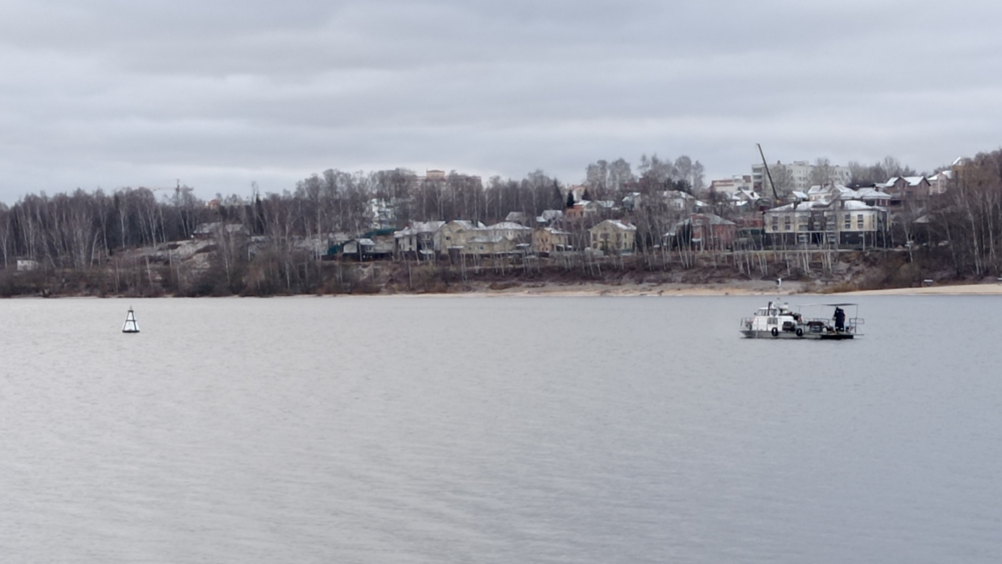 На реке Волге в Костроме очищают водозаборное оборудование