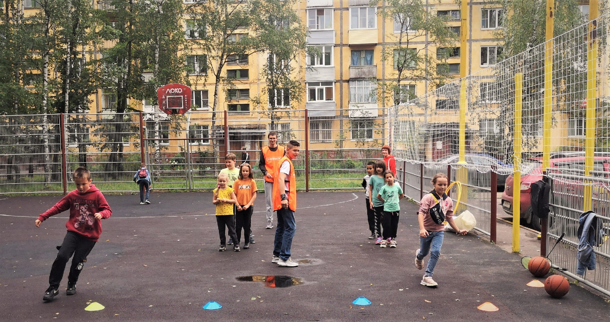 Добровольцы продолжают проводить в костромских дворах спортивные праздники для детворы
