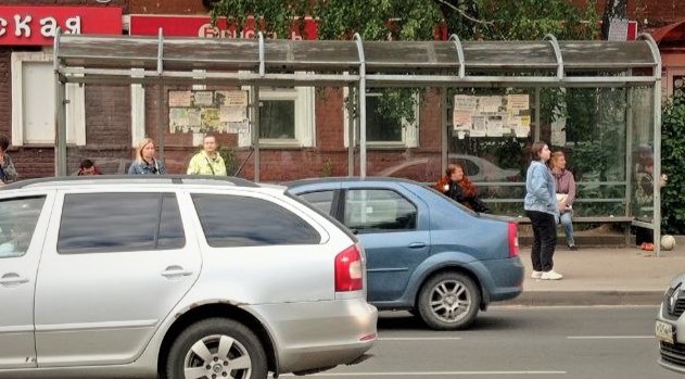 Дорожники красят и ремонтируют остановочные комплексы в Костроме