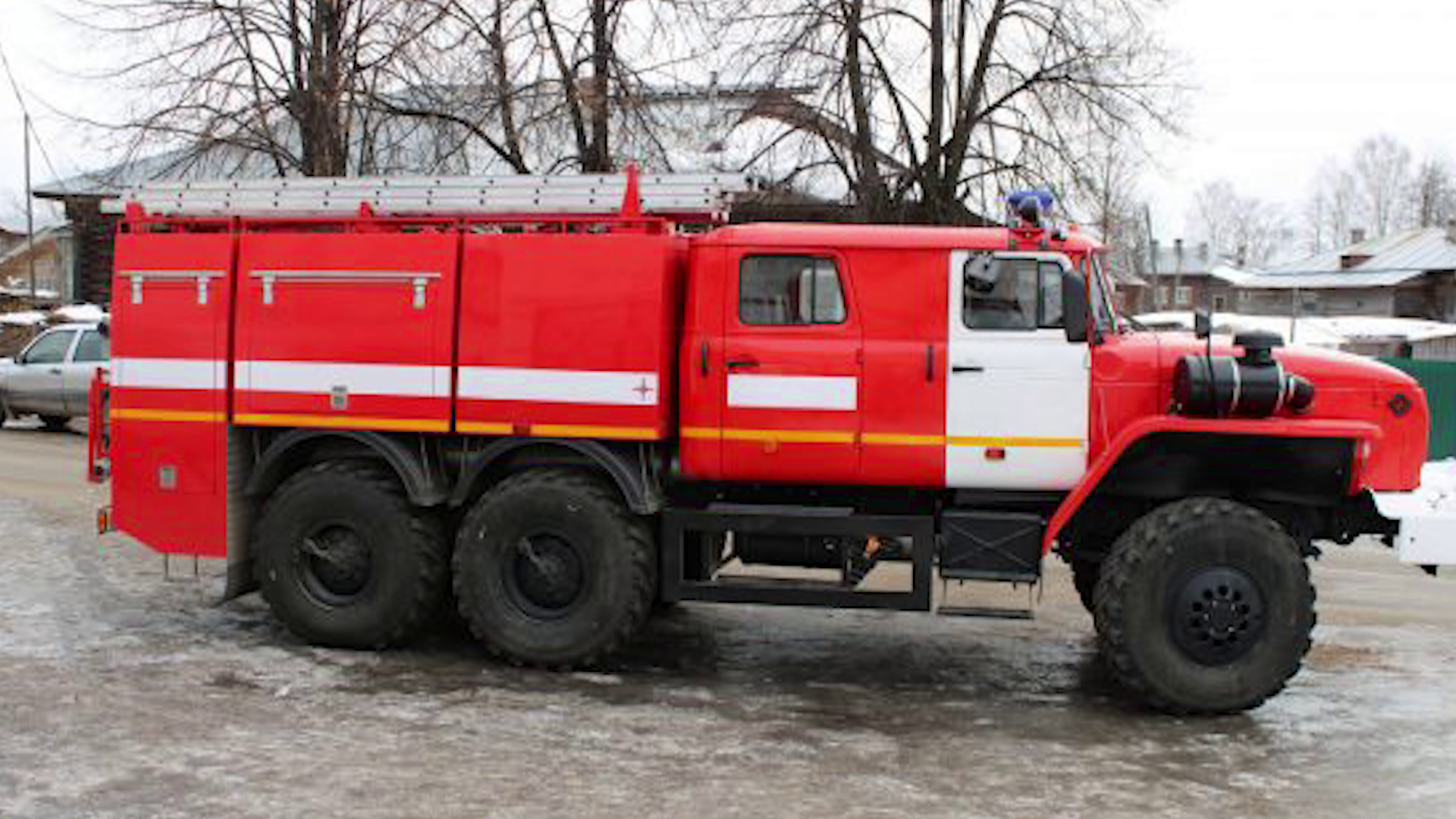 На вооружение макарьевских пожарных поступила новая автоцистерна