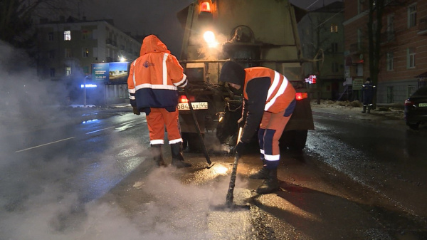 Дороги в Костроме после зимы продолжают латать с использованием литого асфальта