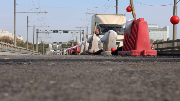 На Волжском мосту в Костроме начали обустраивать пришовные зоны