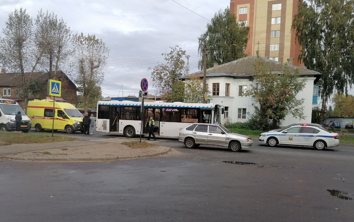 На улице Ленина в Костроме ребенок попал под колеса автобуса