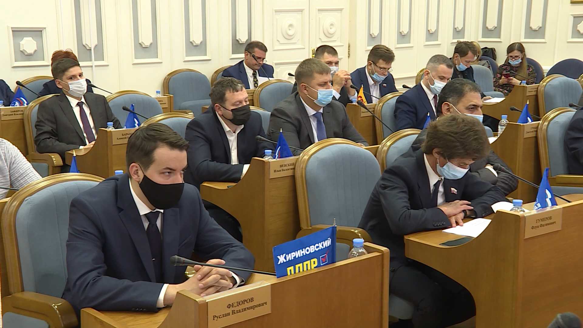 Депутаты Костромской Облдумы пришли на первое заседание «при параде»