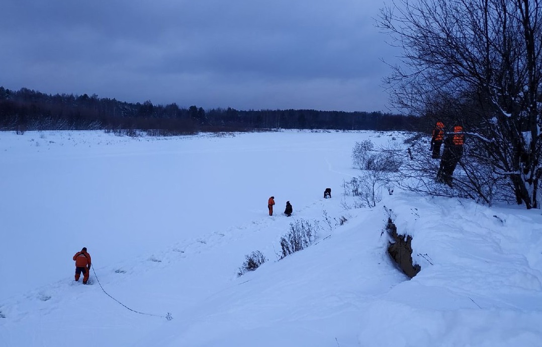 Добровольцы пробурили 240 лунок в реке для поиска пропавшего костромича