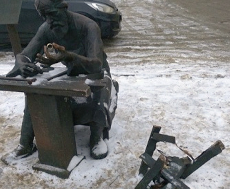 Вандалы поломали скульптуру ювелира в центре Костромы