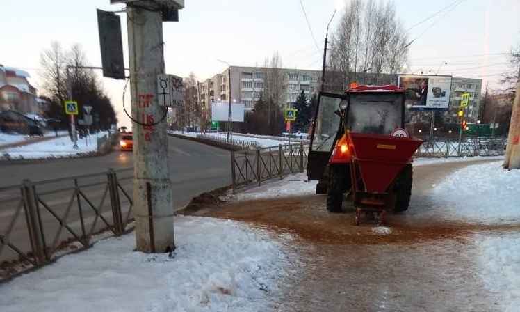За выходные на улицы Костромы высыпали 680 тонн противогололедных реагентов