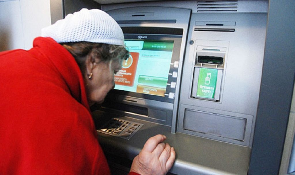 Костромичка переводила через банкоматы свои деньги аферистам 6 часов подряд