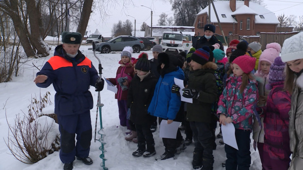 Сотрудники МЧС в Костроме преподали детям урок на речном льду