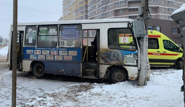 Водитель костромского автобуса невольно травмировал трёх женщин